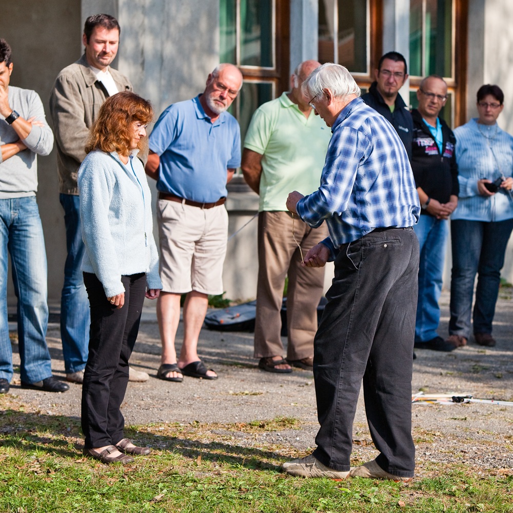 homme devant une femme pendant une formation en groupe à la géobiologie